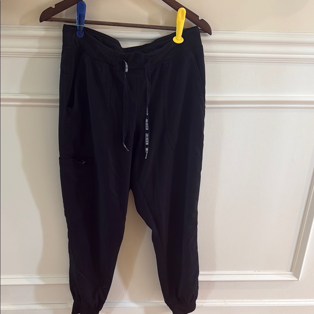 Women’s jogger scrubs